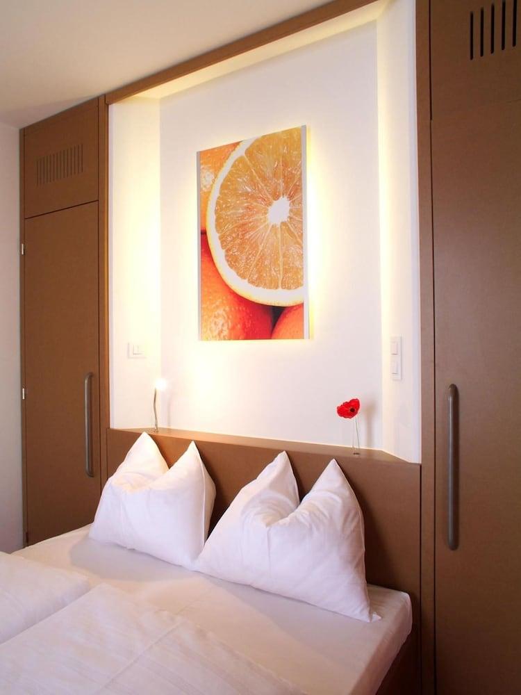Orange Wings Wiener Neustadt Room photo